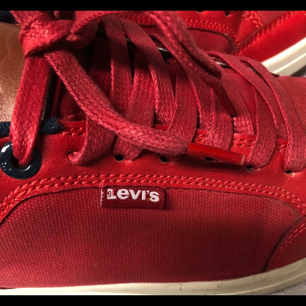 LEVI’S MENS SNEAKERS SIZE 8.5
